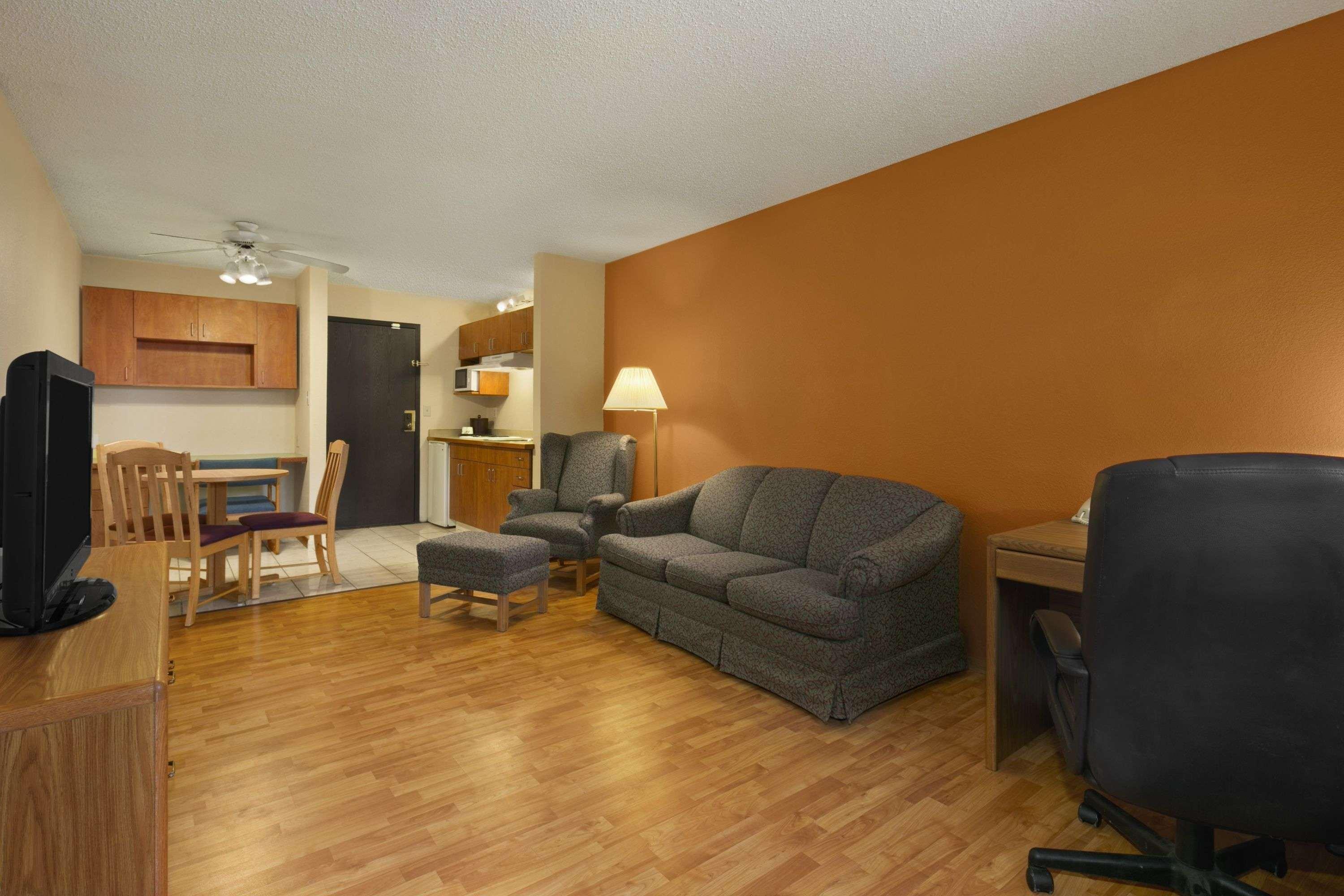 Days Inn & Suites By Wyndham Stevens Point Exterior foto